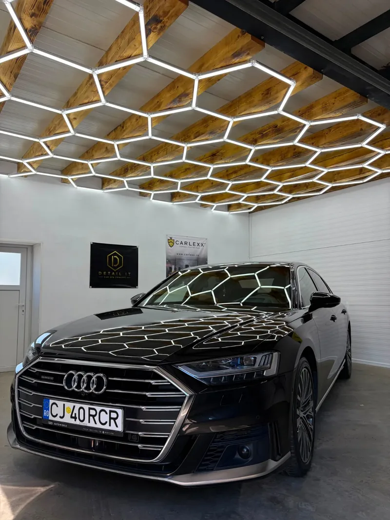 Audi negru în atelierul Detail IT